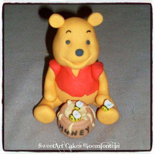 Fondant Pooh cake topper