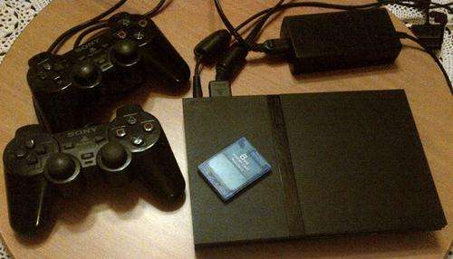 PLAYSTATION 2 Slim + 2 Controllers + 8MB Memory Stick