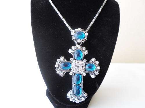 CrAzE R1 Auction - Stunning Chain and Cross pendant Set - Open to view larger image