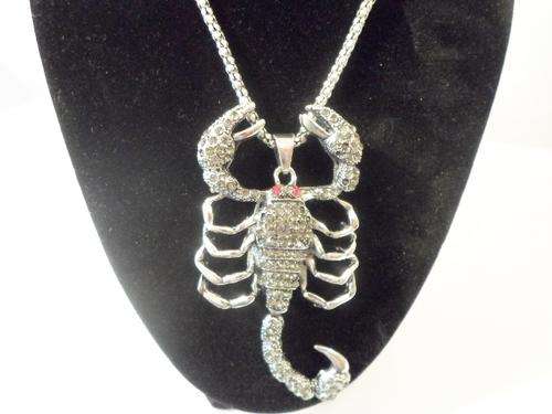 Craze R1 Auction (2 Days only !) - Beautiful Ladies Neck Chain and Pendant- Open for more images