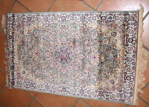 Silkie 100% man-made high density rug (green/gold)