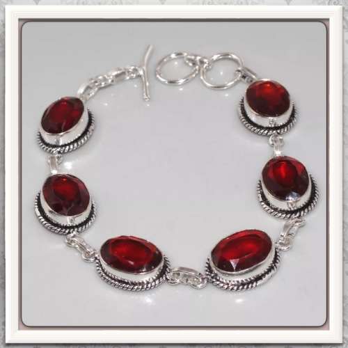***SENSATIONAL*** DEEP RED OVAL GARNET GEMSTONE AND 925 STERLING SILVER BRACELET
