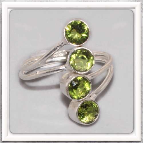 ***STUNNING DAINTY LITTLE RING***FACETED PERIDOT GEMSTONE  .925 SILVER RING SIZE 8