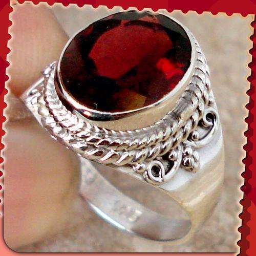 ***RAVISHING***RED GARNET AND 925 STERLING SILVER RING SIZE 6