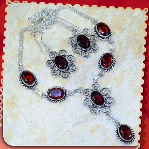 ***LOVE IS IN THE AIR*** SAY IT WITH THIS STUNNING FLORAL NATURAL GARNET GEMSTONE .925 SILVER NECKL
