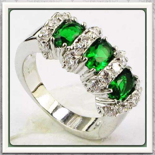 ***DONT MISS THIS BEAUTY*** STUNNING EMERALD GREEN QUARTZ 10 KT WHITE GOLD FILLED SIZE 7