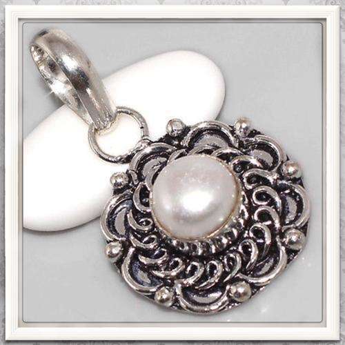 *** EVER SO PRETTY*** VINTAGE  SETTING WHITE PEARL GEMSTONE . 925 SILVER PENDANT