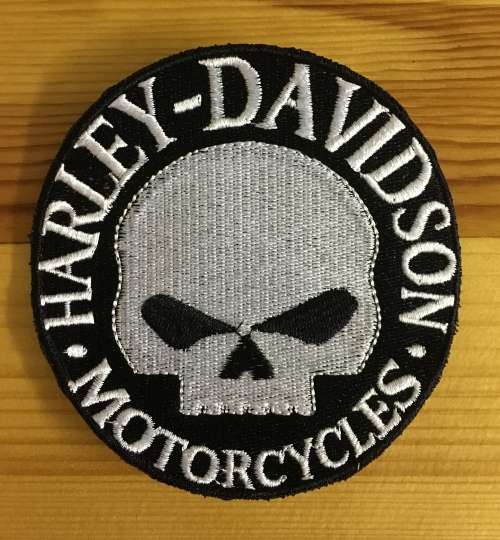 BDG1149 Round biker skull design badge patch white