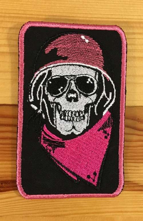 BDG552 Skull with scarf in pink badge patch