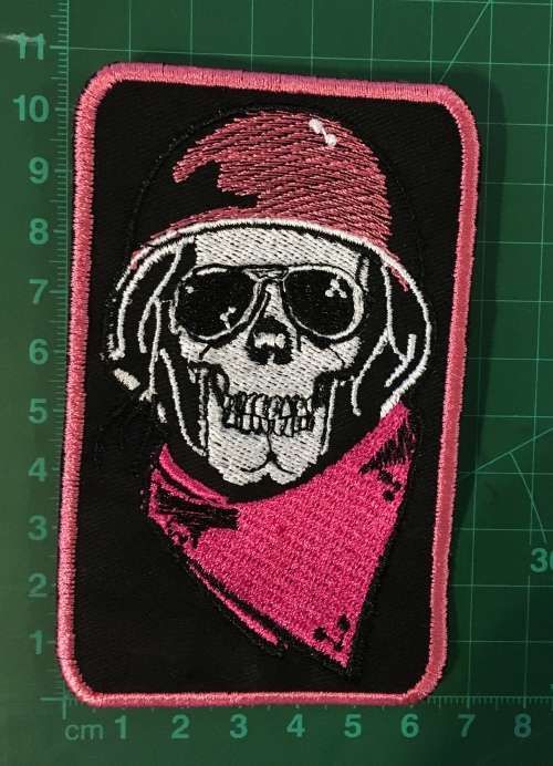 BDG552 Skull with scarf in pink badge patch