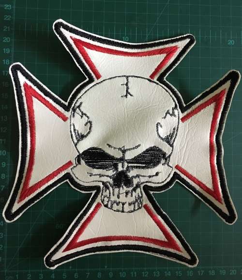 BDG414 Skull and cross badge patch large on vinyl 20cm x 20cm