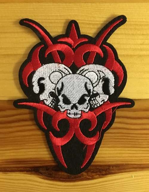 BDG890 Punk three skulls badge patch