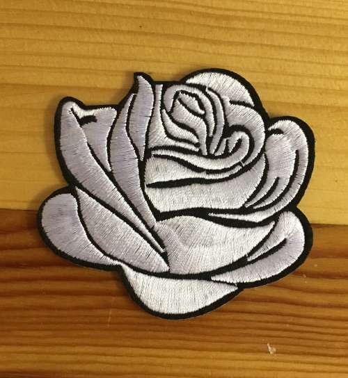 BDG1026 Rose badge patch in white