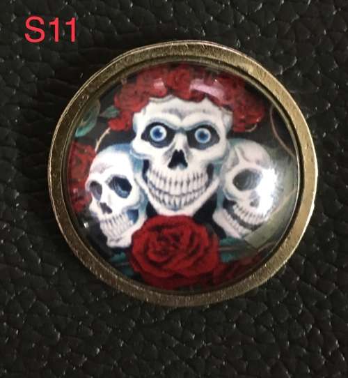 Quality Skulls with roses dome pin on metal with screw