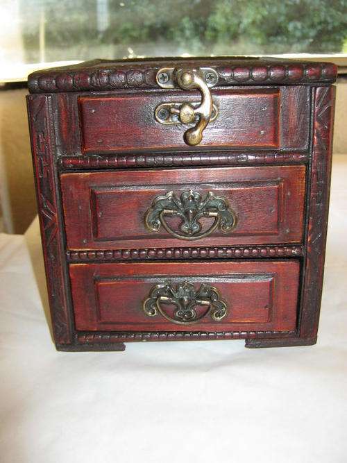 STUNNING TWO DRAW WOODEN JEWELLERY BOX WITH MIRROR