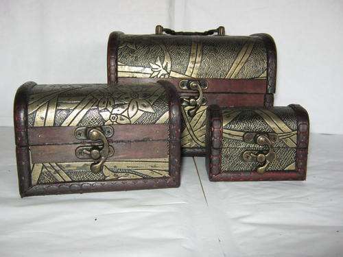 THREE WOODEN JEWELLERY / TRINKET BOXES