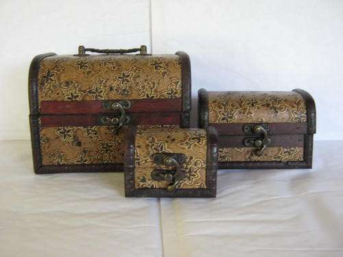 THREE WOODEN JEWELLERY / TRINKET BOXES