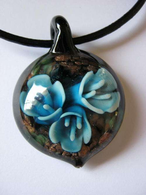 STUNNING BLUE FLOWERS MURANO GLASS PENDANT ON LEATHER