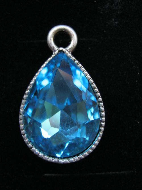AMAZING BLUE CRYSTAL TEARDROP PENDANT WITH FREE CHAIN