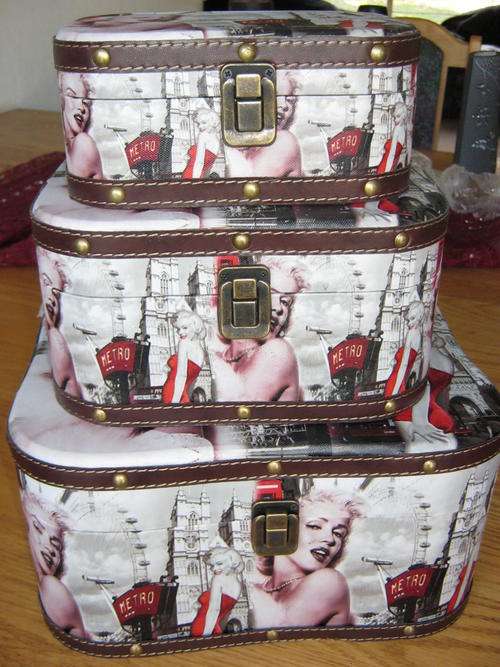 GLAMOUR COMES IN A SET OF 3 IN 1 MARILYN MONROE SMALL CASES