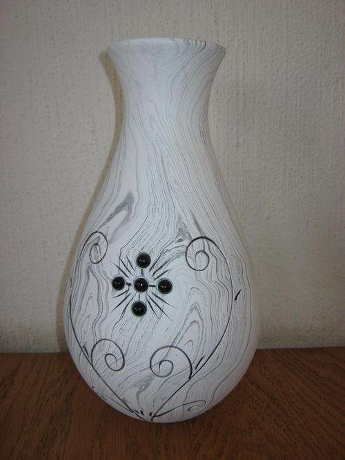 DECORATIVE VASE WITH CRYSTAL FLOWER DESIGN