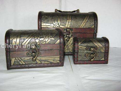 THREE WOODEN JEWELLERY / TRINKET BOXES