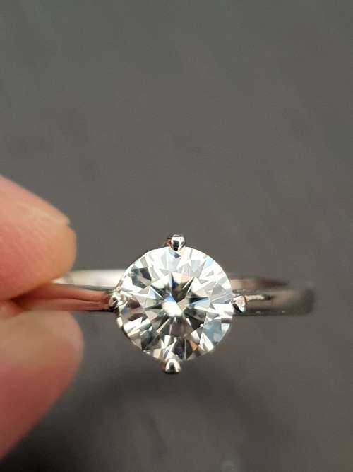 **CRAZRY R1 AUCTION** 1CT VVS G MOISSANITE ROUND BRILLIANT CUT - SUPERB LUSTER