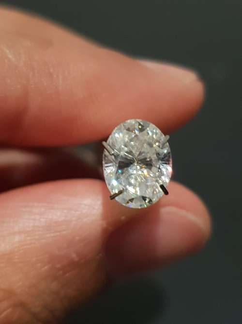 **GORGEOUS** 9X7MM OVAL CUT MOISSANITE - GH VVS - 2CT EQUIVALENT SIZE