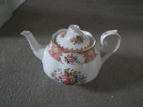 ROYAL ALBERT LADY CARLYLE TEAPOT MADE IN ENGLAND (8-9 CUPS) 2 PINTS +