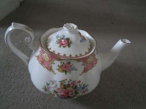 ROYAL ALBERT LADY CARLYLE TEAPOT MADE IN ENGLAND (8-9 CUPS) 2 PINTS +