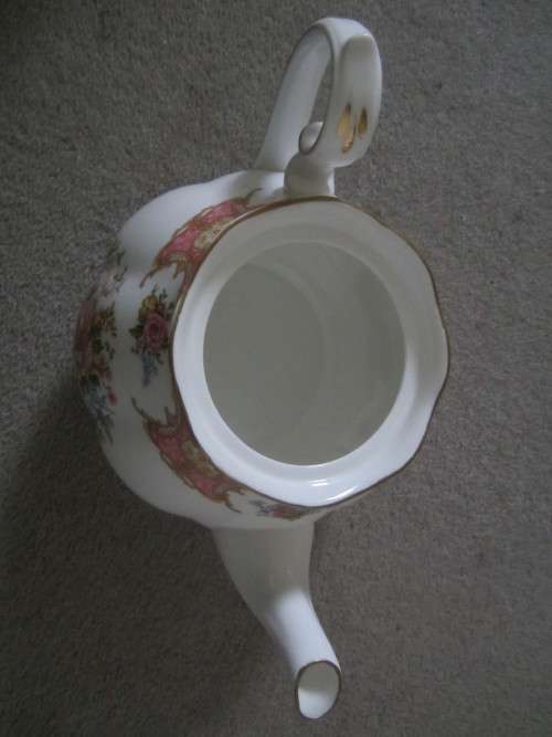 ROYAL ALBERT LADY CARLYLE TEAPOT MADE IN ENGLAND (8-9 CUPS) 2 PINTS +