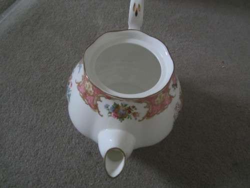 ROYAL ALBERT LADY CARLYLE TEAPOT MADE IN ENGLAND (8-9 CUPS) 2 PINTS +