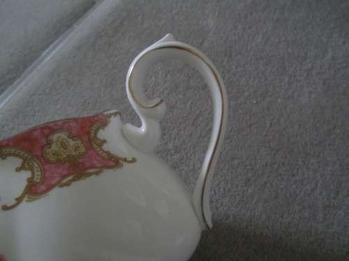 ROYAL ALBERT LADY CARLYLE TEAPOT MADE IN ENGLAND (8-9 CUPS) 2 PINTS +
