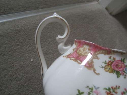 ROYAL ALBERT LADY CARLYLE TEAPOT MADE IN ENGLAND (8-9 CUPS) 2 PINTS +