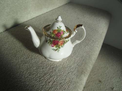 ROYAL ALBERT OLD COUNTRY ROSES MINIATURE TEAPOT