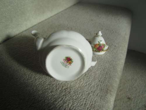 ROYAL ALBERT OLD COUNTRY ROSES MINIATURE TEAPOT