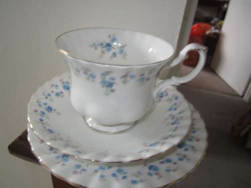 ROYAL ALBERT MEMORY LANE TRIO