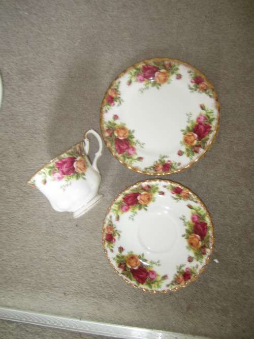 ROYAL ALBERT OLD COUNTRY ROSES TRIO CUP SAUCER & TEA PLATE