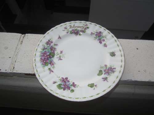 ROYAL ALBERT FLOWER OF THE MONTH FEBRUAY DESSERT PLATE  diameter 20 cm