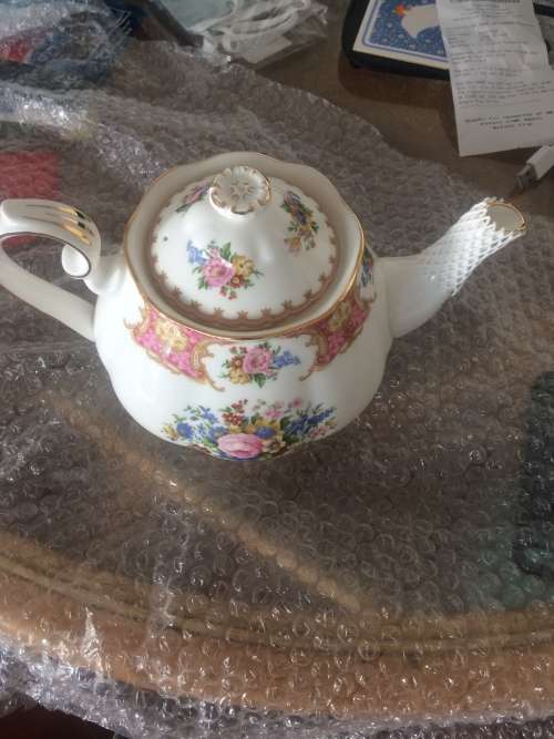 SUPERB ROYAL ALBERT LADY CARLYLE  MEDIUM TEAPOT  GILDED EXCELLENT CONDITION UNUSED  SIX TO EIGHT CUP