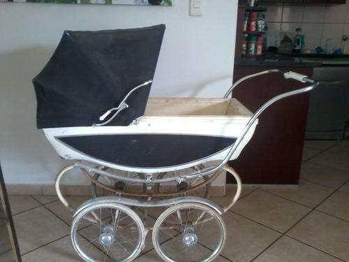 Old vintage pram  (Silver Cross)