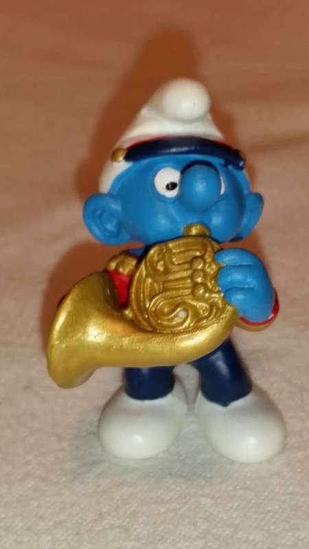 2001 FRENCH HORN SMURF - SCHLEICH  - SCHLEICH 20483 - mint condition