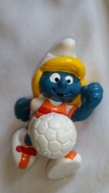1982 SCHLEICH MODEL 20163 - SOCCER SMURFETTE - W BERRIE CO - MADE IN HONG KONG