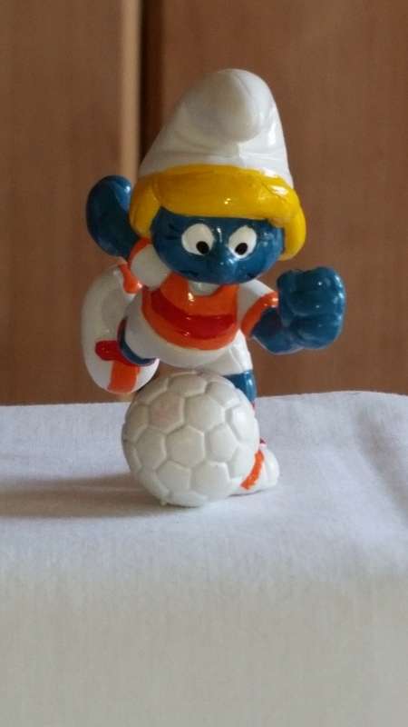 1982 SCHLEICH MODEL 20163 - SOCCER SMURFETTE - W BERRIE CO - MADE IN HONG KONG