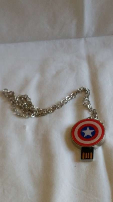 8 GB FLASH DRIVE USB 2.0 -  CAPTAIN AMERICAS SHIELD - NECKLACE