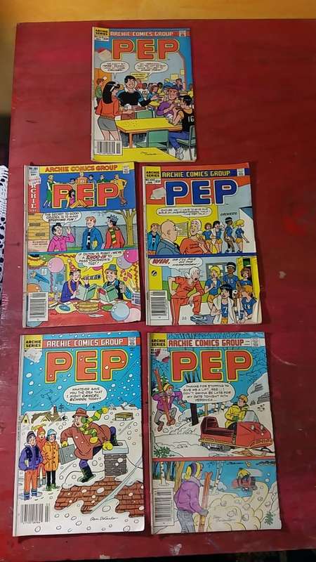 SET OF 5 COLLECTABLE ARCHIE PEP COMICS