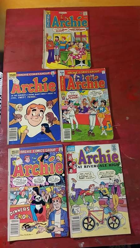 SET OF 5 COLLECTABLE ARCHIE  COMICS