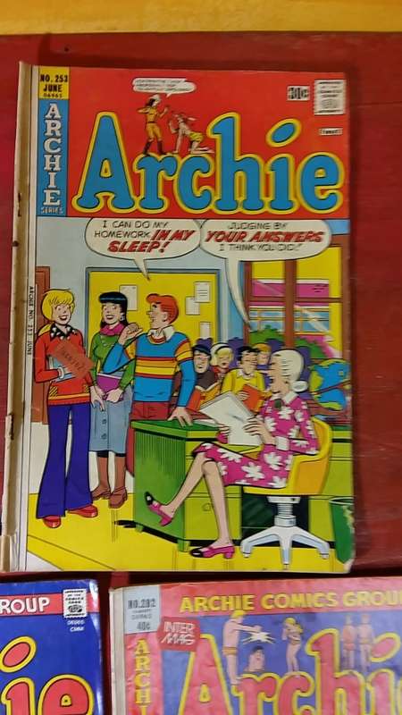 SET OF 5 COLLECTABLE ARCHIE  COMICS