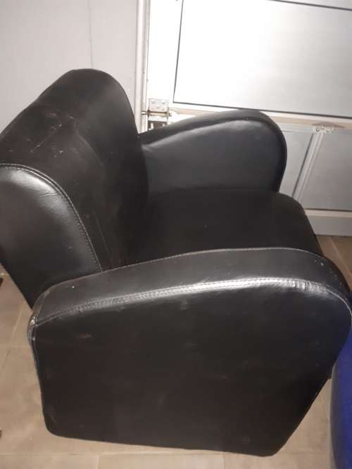 LATE ENTRY - Ocassional couch. Collection from Lenasia.