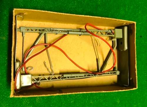 MARKLIN CATENARY 7010 FEEDER MAST'S 2 IN A BOX R100.00 PER BOX.